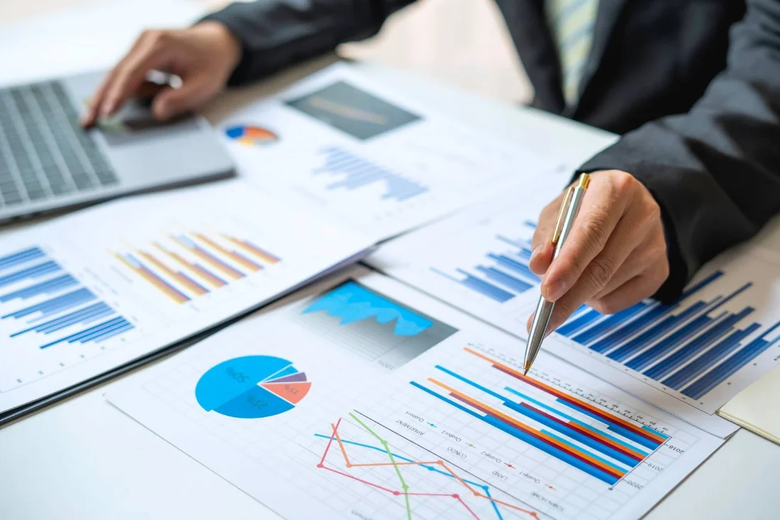 Análise de planejamento financeiro com relatórios e gráficos